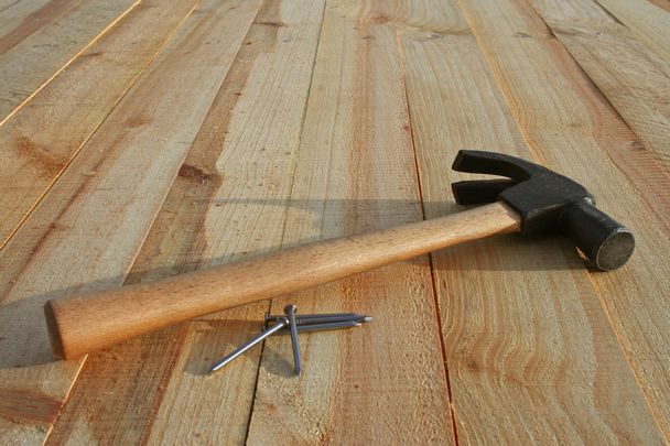 Читать: Как устранить скрип деревянного пола (5 способов)